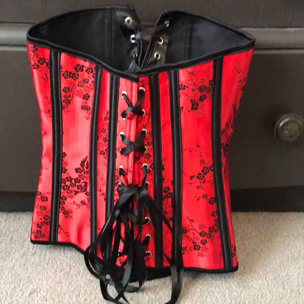 Beautiful red corset. - Picture 2 of 4